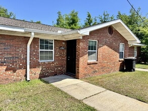 Building Photo - 1 bedroom 1 bathroom triplex unit