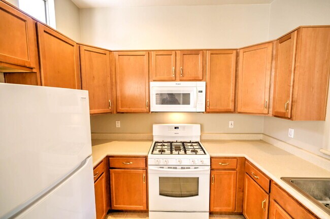 Building Photo - "Charming 2-Bedroom Oasis with Scenic View...