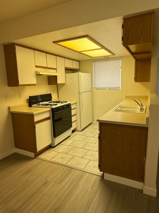 Building Photo - Nicely Redone Single Family Townhome