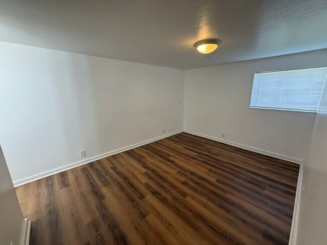 Building Photo - Beautiful Two Bedroom Apt; Salt Lake City, 1,000 sq ft; New Flooring