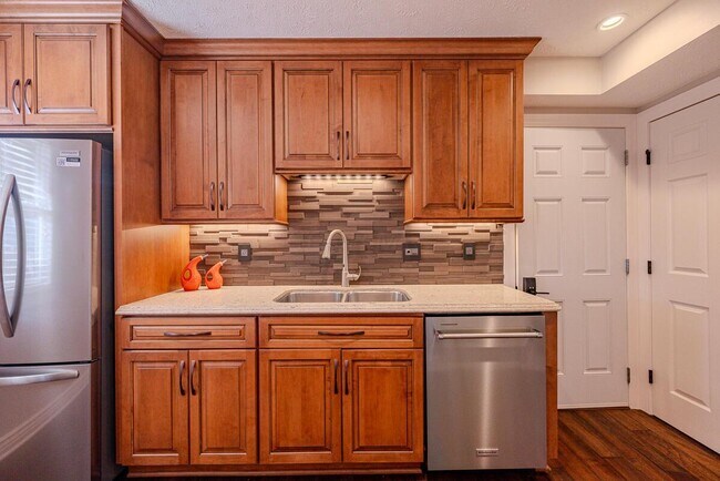 Building Photo - 7630 Alta View Blvd