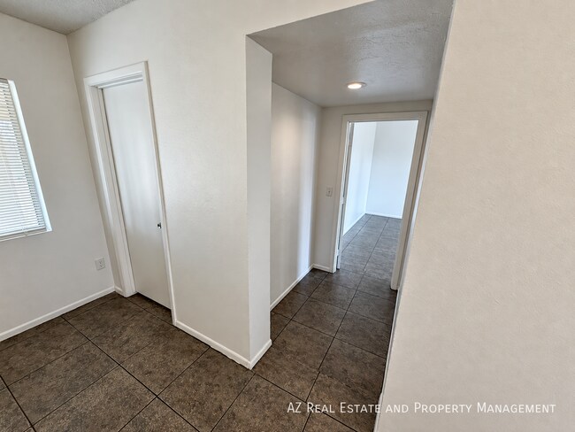 Building Photo - 4528 W Palm Ln