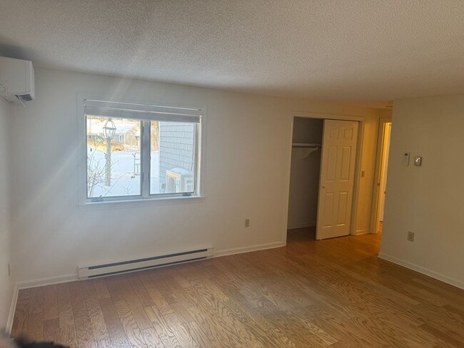 Building Photo - 9-11 Oakview Dr