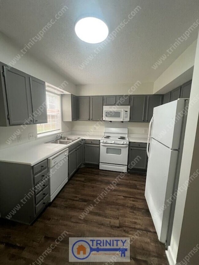Building Photo - Cute TWO STORY Town Home!