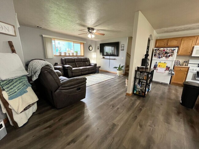 Building Photo - 3 Bed/2 Bath Apartment in Sioux Falls!