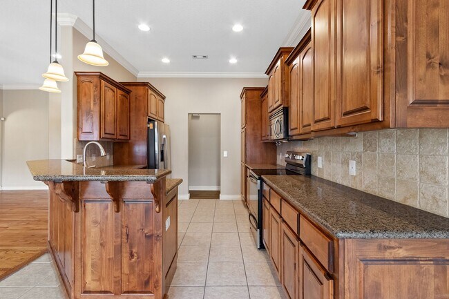 Building Photo - Wonderful home centrally located in Centerton with SOLAR - cut your electric bill down tremendously!