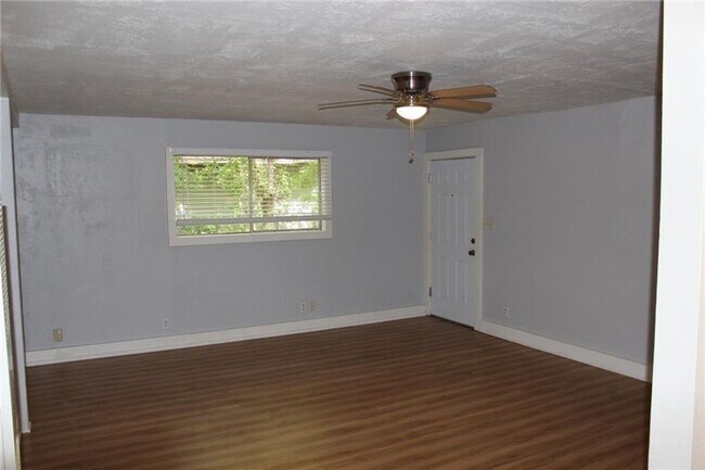 Building Photo - 4 bedroom 2 bath