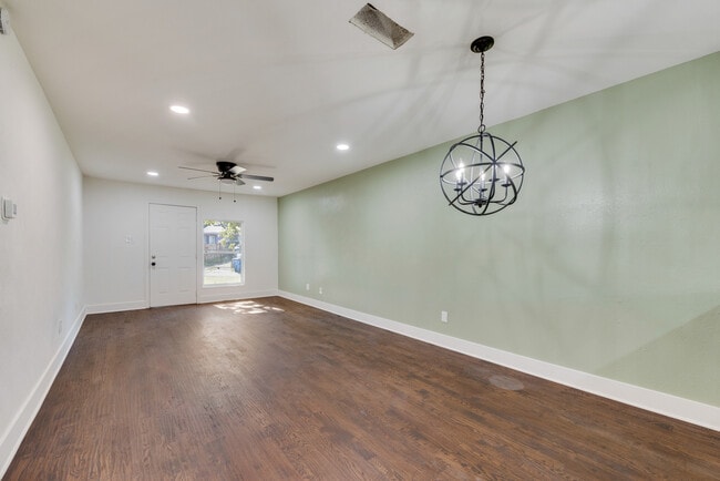 Building Photo - 221 Creek Cove Dr