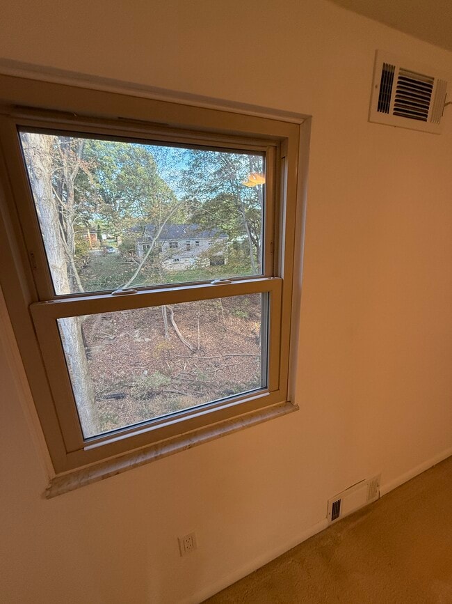 Building Photo - 111 Roberts Dr