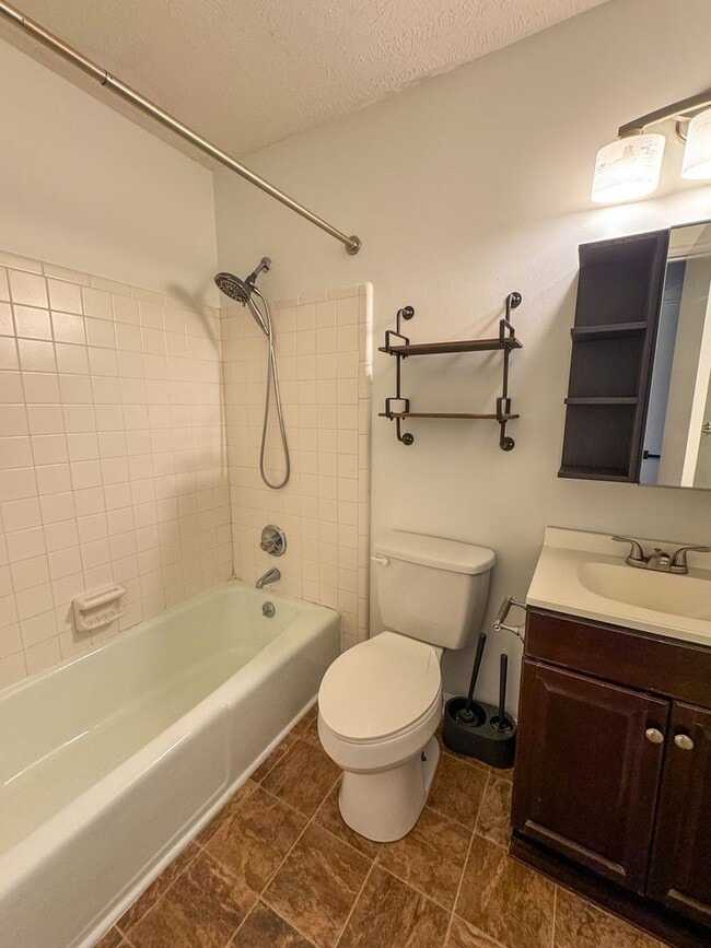 Building Photo - 3 Bed 2 Bath College Lakes Home with Fence...