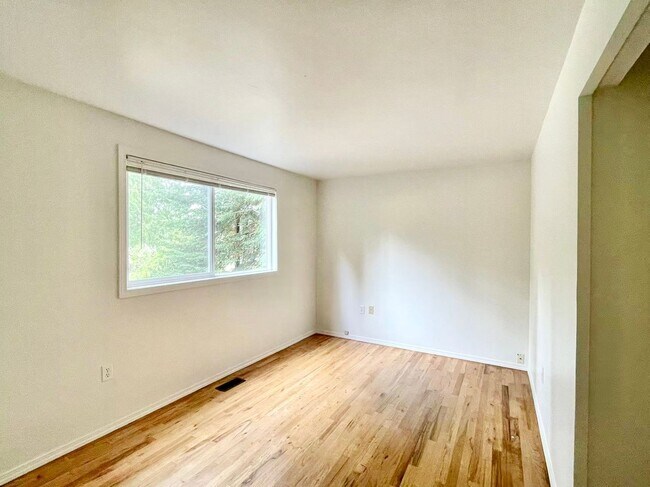 Building Photo - Spacious 5-Bedroom Home in Prime Location