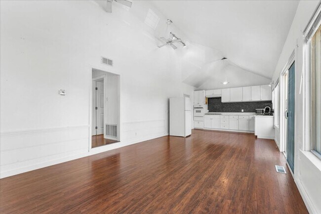 Building Photo - 405 - BEAVER DUPLEX