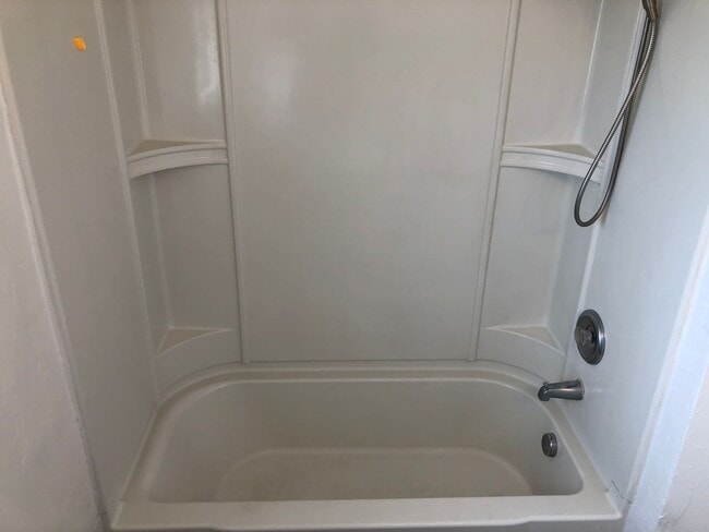 Building Photo - Updated 2 bedroom 1 1/2 bath duplex in Spr...