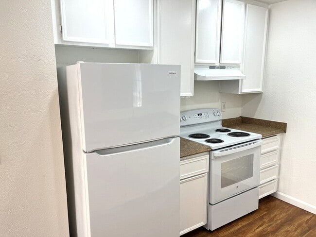 Interior Photo - 4435-4441 52nd St