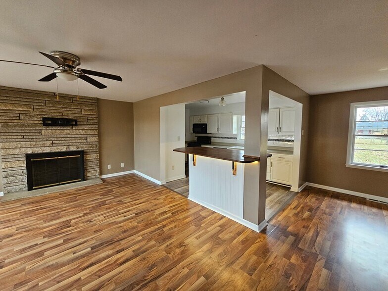 Building Photo - 2025 E 47th St