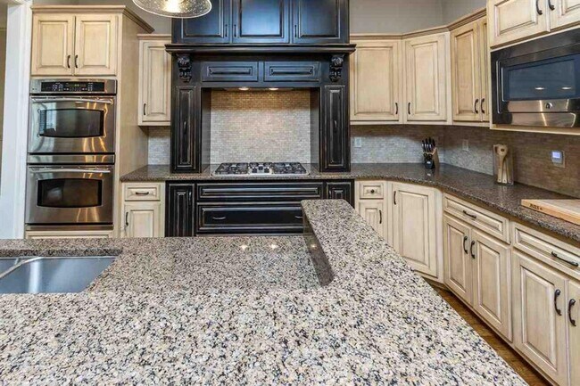 Building Photo - HOME FOR SALE or rent Gorgeous executive h...