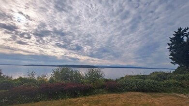 Building Photo - Gated Sound view home Des Moines area, 4 bed plus den 2.5 bath 3900 s/f, Available NOW!!!