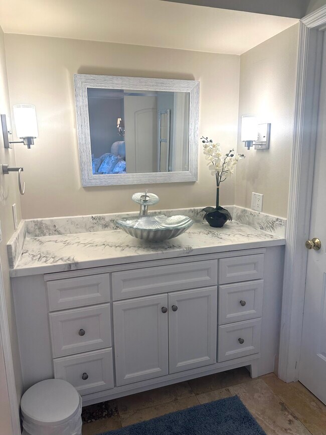 Master Bath - 2455 Lindell Blvd
