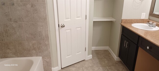 Building Photo - 2106 Wilshire Park Dr