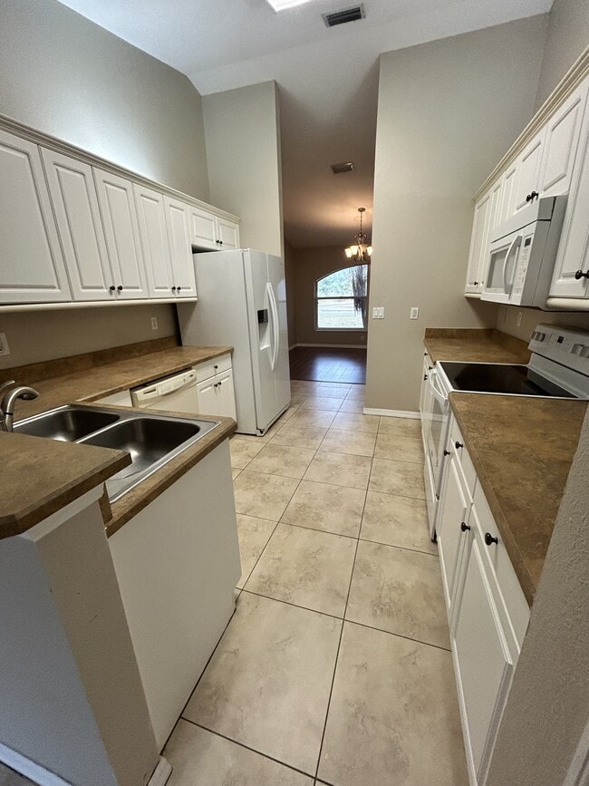 Building Photo - 16 Greenvale Dr