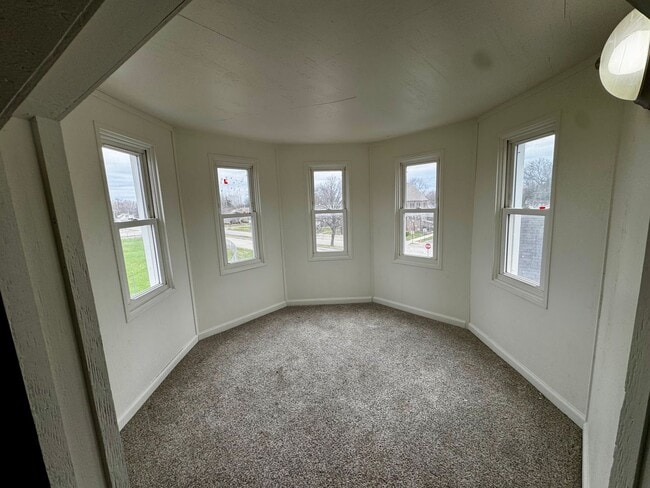 Building Photo - 5 Bed + Bonus Room House | Across from Park | 3 Stories | $1,450