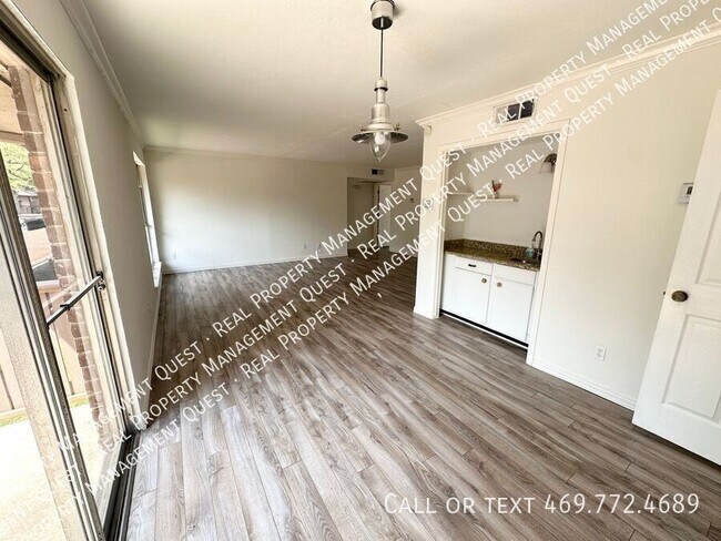 Building Photo - 10552 High Hollows Dr