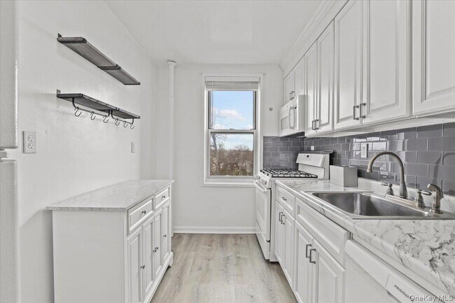 Building Photo - 1 Oakridge Pl