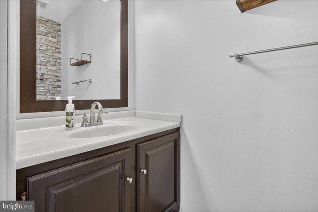 Building Photo - 1158 Grove St