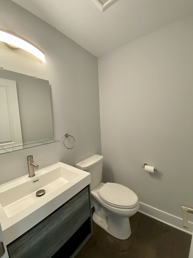 Powder room - 722 Lombard St