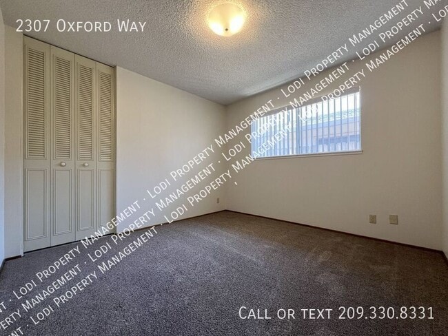 Building Photo - 2307 Oxford Way
