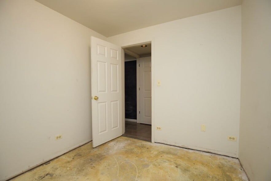 Building Photo - 6717 N Sheridan Rd