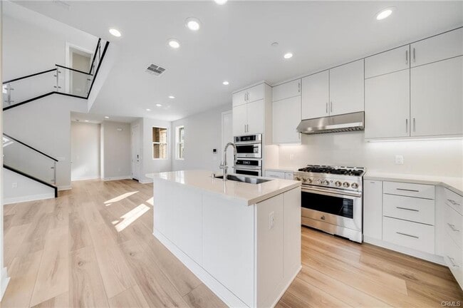 Building Photo - 716 Olivier Dr