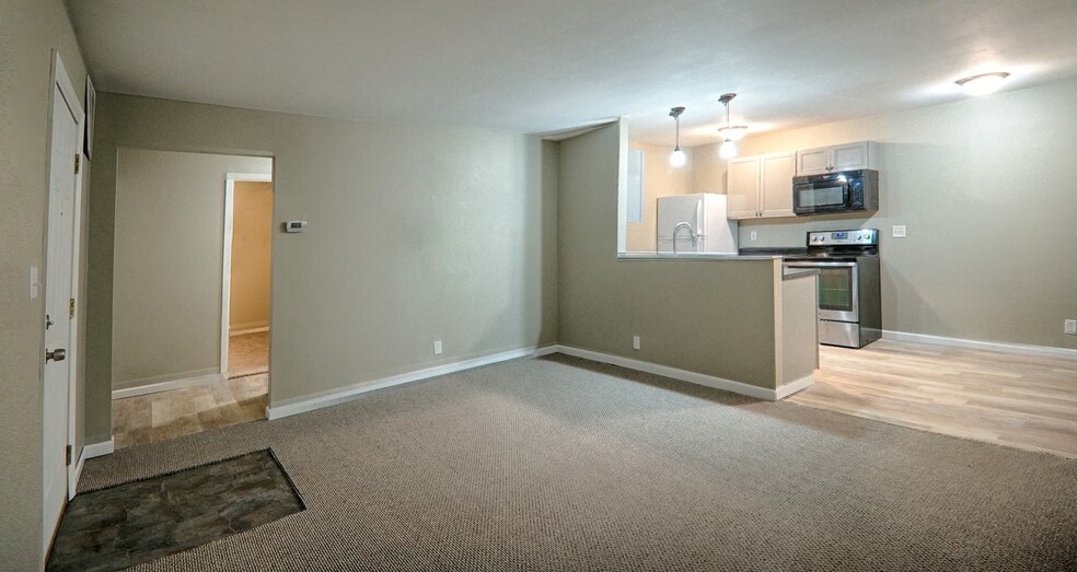 Building Photo - 707 Village Ln