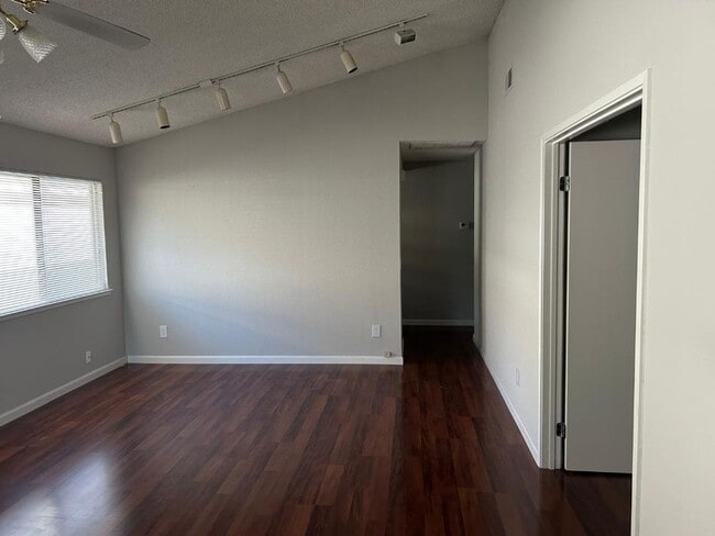 Building Photo - Adorable 3/2 Waiting For You!  Please reference full ad for viewings