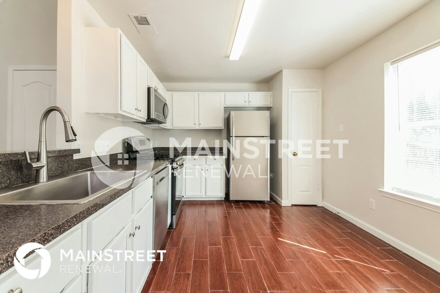 Building Photo - 4602 Lee Hutson Ln