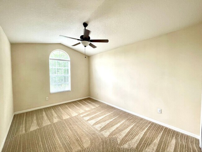 Building Photo - LARGE AND SPACIOUS 4/3 HOME IN WEDGEFIELD GOLF COURSE COMMUNITY