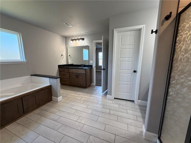 Building Photo - 348 Fox Cir