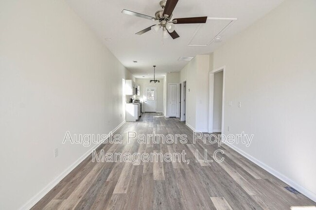 Building Photo - 2122 Circular Dr