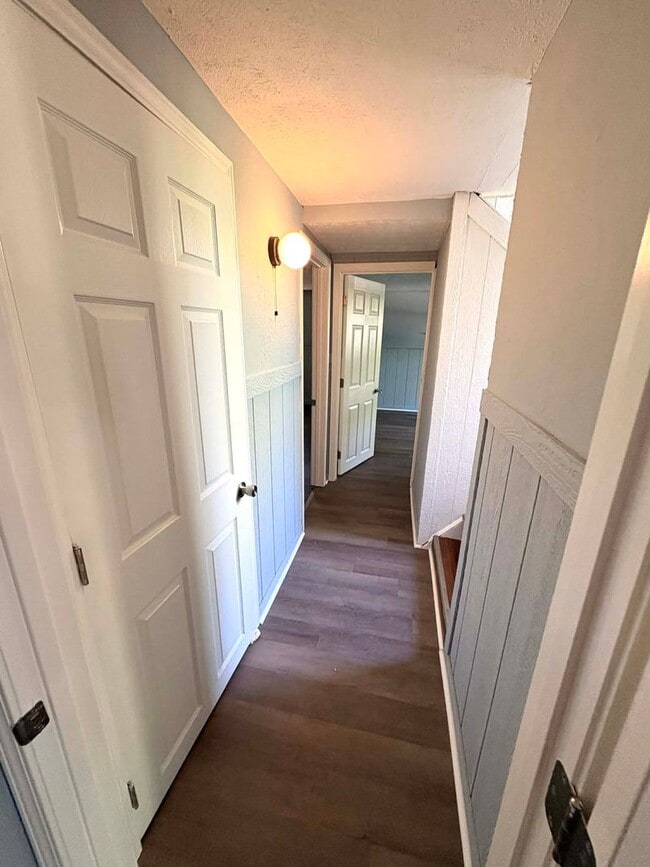 Building Photo - Cozy & Convenient Living!