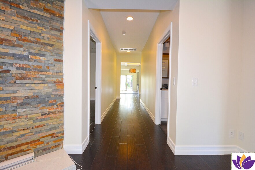 Building Photo - 1093 Avoca Ave