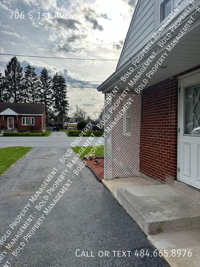 Building Photo - 706 S 1st Ave