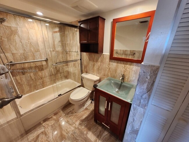 Building Photo - 995 SW 84th Ave