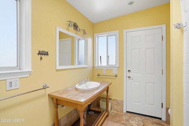 Building Photo - 2611 Janin Way