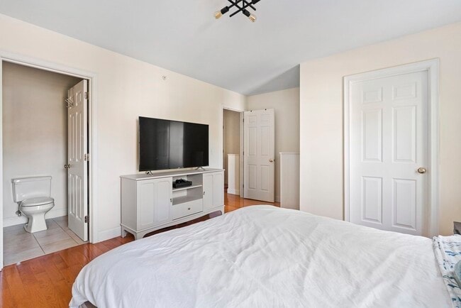 Building Photo - 122 E Squantum St