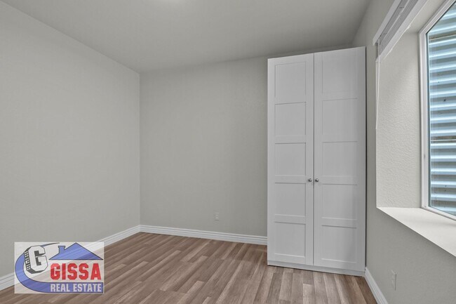 Building Photo - Beautiful home with 7 bedrooms, 5 1/2 bath...