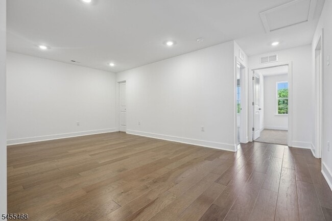 Building Photo - 52 Eastwood Ter