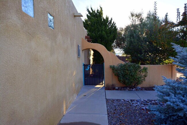 Building Photo - Location, Location!  3 Br, 2 Ba, fireplace in living room, kitchen appliances