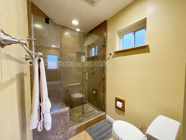 Building Photo - 3 Bedroom + 2 Bathroom Home | Hollywood Beach | Oxnard | Fully Furnished