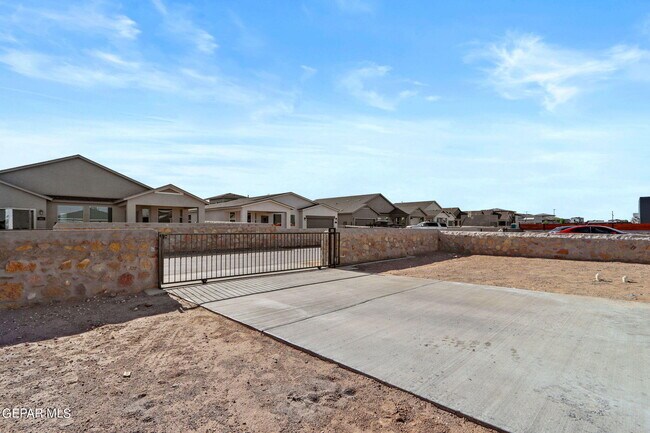 Building Photo - 2833 Maria Casas St