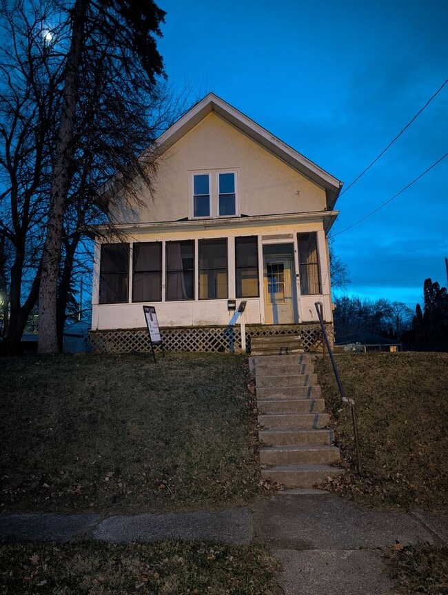 Building Photo - Charming 3 Bedroom Home with Screened Porch and 2 Car Garage